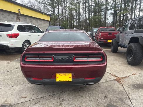 Used 2019 Dodge Challenger SXT image 5