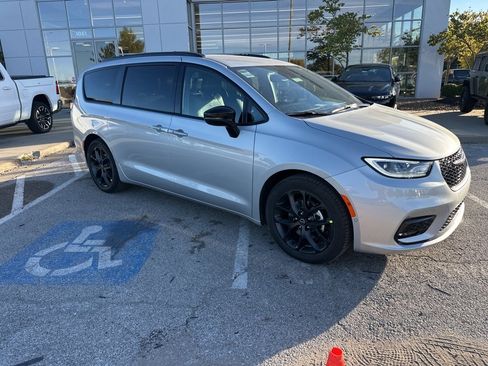 New 2026 Chrysler Pacifica Select image 40