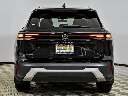 Used 2025 Volkswagen Tiguan SE w/ Panoramic Sunroof Package image 6