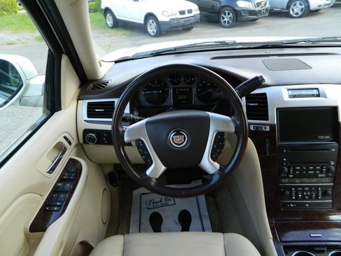 Used 2007 Cadillac Escalade AWD w/ Information Package image 16