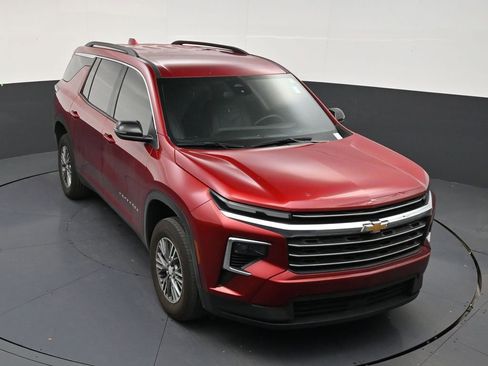 Used 2025 Chevrolet Traverse LT FWD image 18