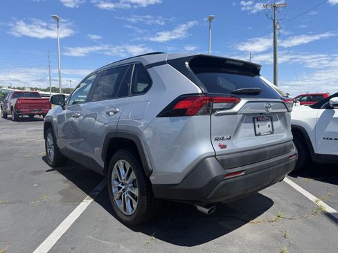 Used 2022 Toyota RAV4 XLE Premium FWD image 5