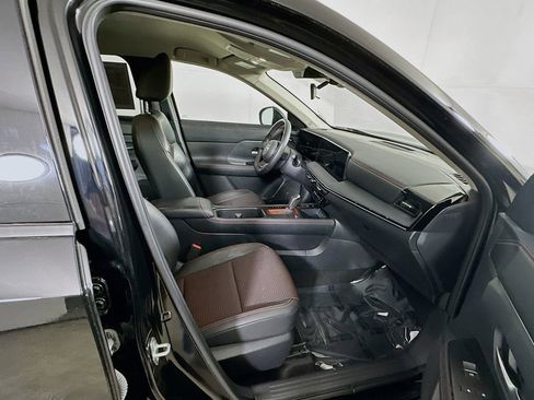 Used 2025 Nissan Kicks SR AWD/4WD image 12