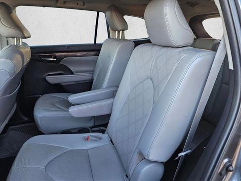 Used 2021 Toyota Highlander Platinum image 21