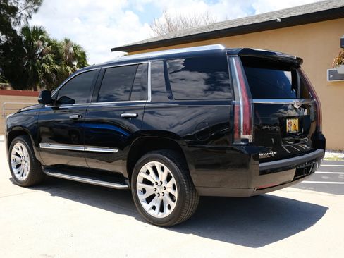 Used 2016 Cadillac Escalade Luxury AWD/4WD image 7