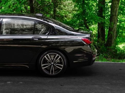 Used 2022 BMW 750i xDrive w/ Autobahn Package AWD/4WD image 13