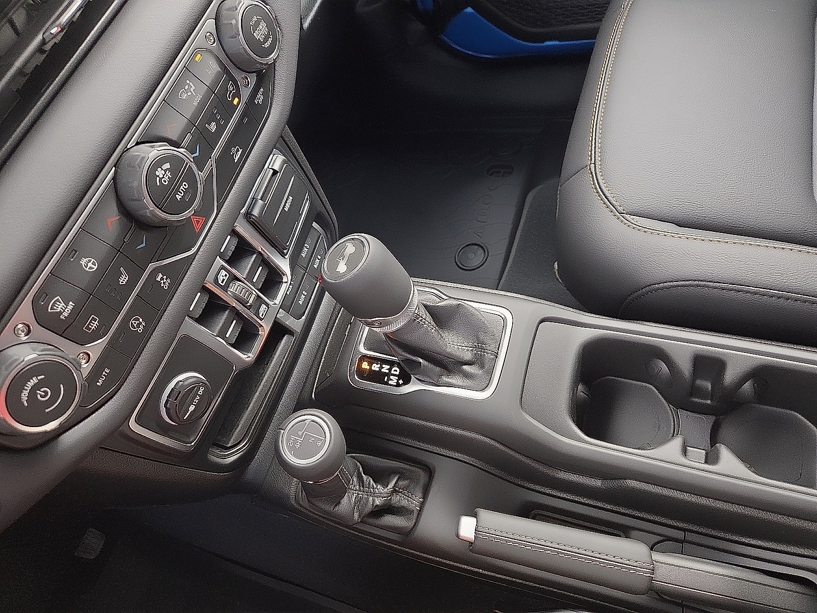 New 2026 Jeep Wrangler Unlimited Sahara AWD/4WD image 25