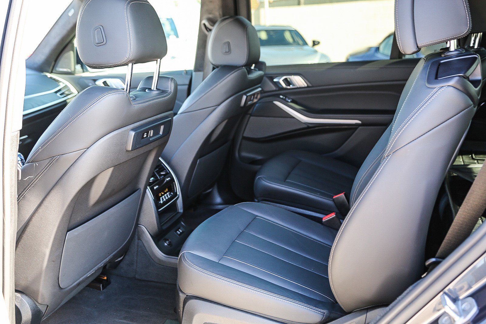 Used 2022 BMW X7 xDrive40i w/ M Sport Package AWD/4WD image 18
