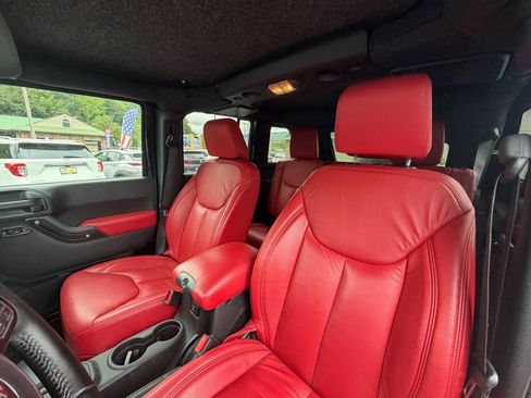 Used 2017 Jeep Wrangler Unlimited Rubicon AWD/4WD image 16