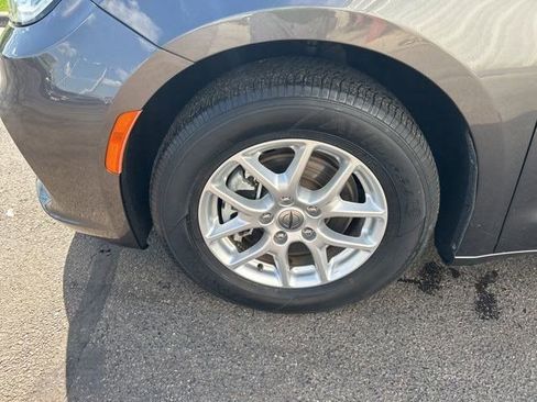 Used 2023 Chrysler Pacifica Touring-L FWD image 46