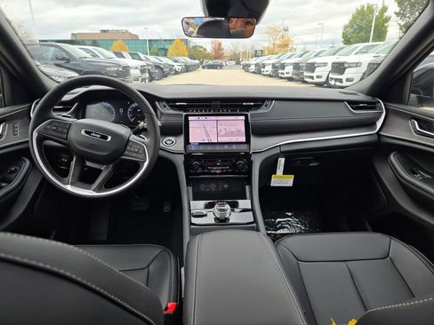 New 2025 Jeep Grand Cherokee Limited w/ Black Appearance Package image 20