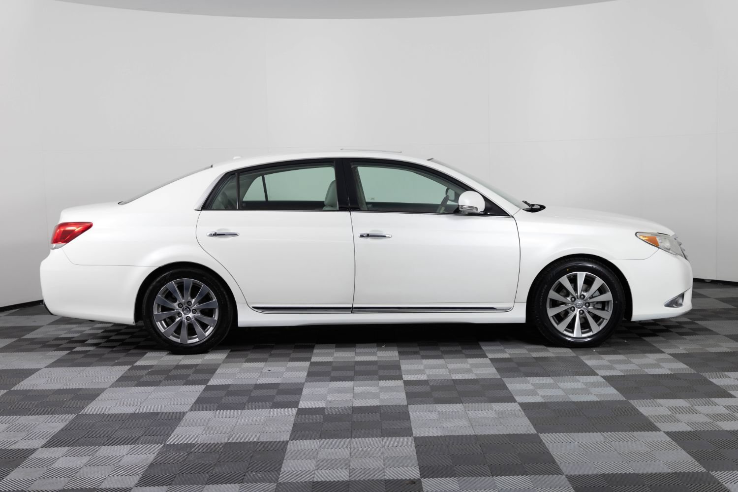 Used 2011 Toyota Avalon Limited FWD image 9