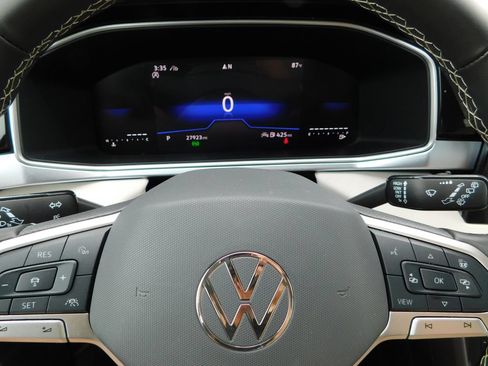Used 2025 Volkswagen Taos SE AWD/4WD image 30