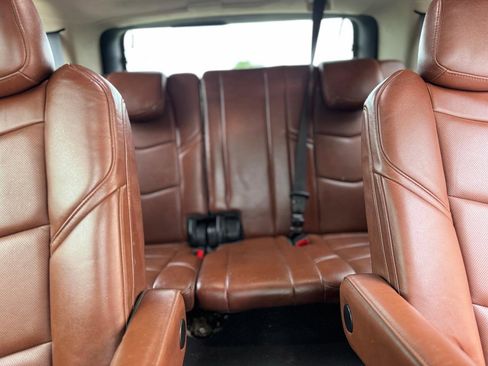 Used 2019 Cadillac Escalade Luxury RWD image 12