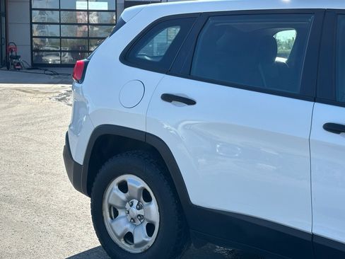 Used 2018 Jeep Cherokee Sport FWD image 3