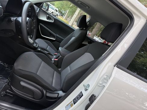 Used 2025 Kia Soul LX w/ LX Technology Package FWD image 23