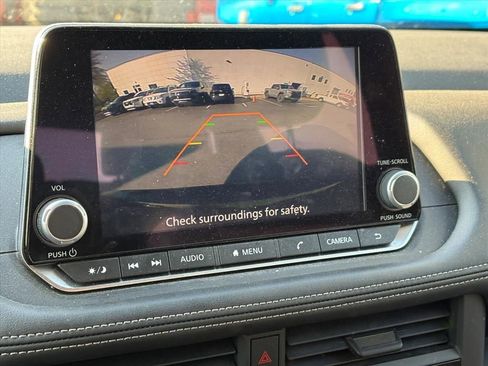 Used 2025 Nissan Rogue S AWD/4WD image 9