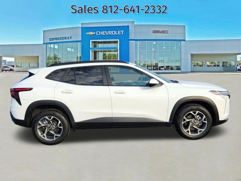 Used 2025 Chevrolet Trax LT image 8