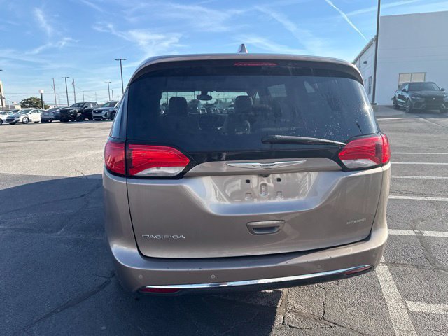 Used 2017 Chrysler Pacifica Touring Plus w/ Tire & Wheel Group FWD image 20