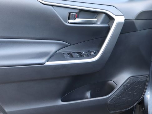 Used 2020 Toyota RAV4 XLE Premium image 16