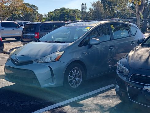 Used 2015 Toyota Prius V image 3