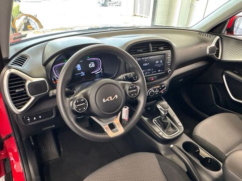 Used 2024 Kia Soul LX w/ Option Group 015 FWD image 15