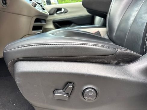 Used 2023 Chrysler Pacifica Touring-L FWD image 15
