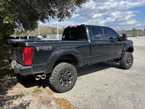 Used 2022 Ford F250 Lariat w/ Black Appearance Package image 3