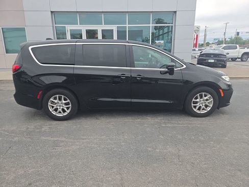Used 2024 Chrysler Pacifica Touring-L FWD image 6