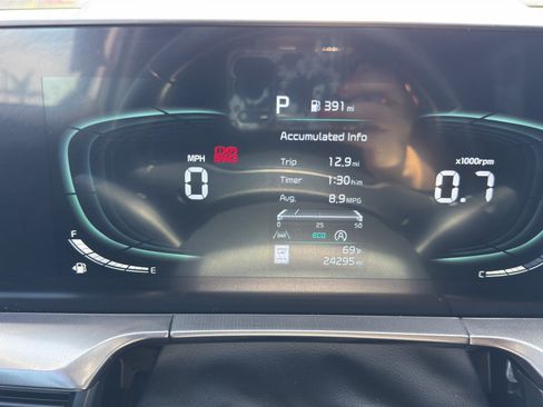 Used 2024 Kia Telluride LX FWD image 11