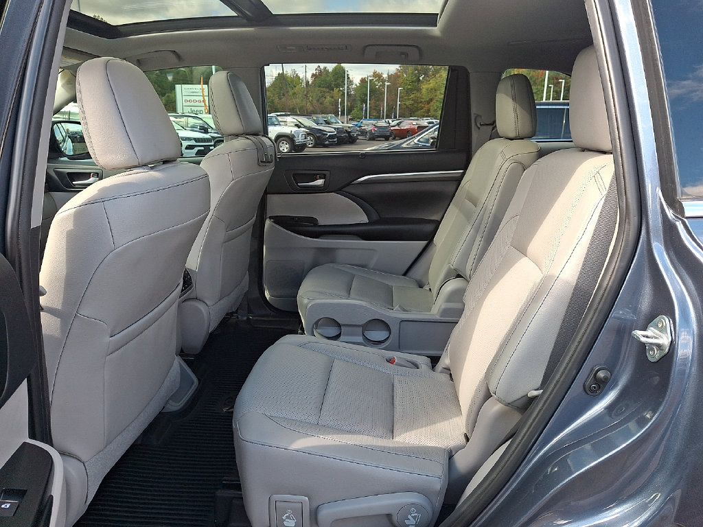 Used 2019 Toyota Highlander Limited Platinum AWD/4WD image 11