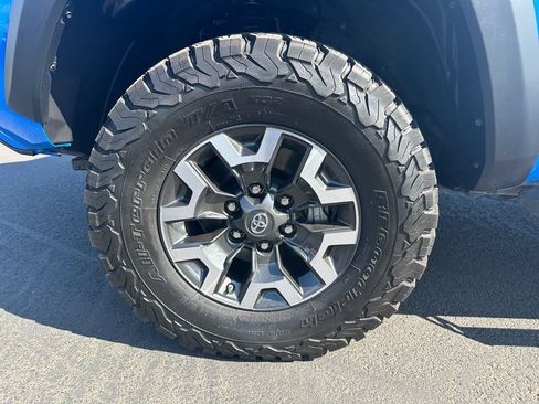 Used 2020 Toyota Tacoma TRD Off-Road w/ TRD Premium Off Road Package AWD/4WD image 11