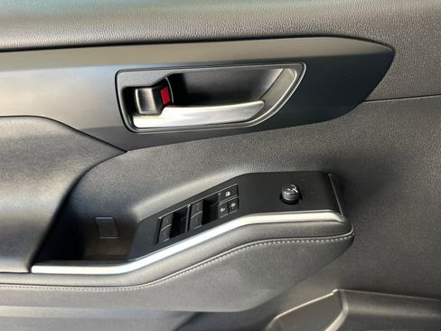 Used 2024 Toyota Highlander XLE image 12