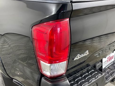 Used 2016 Toyota Tacoma SR5 w/ SR5 Appearance Package (SN) image 18