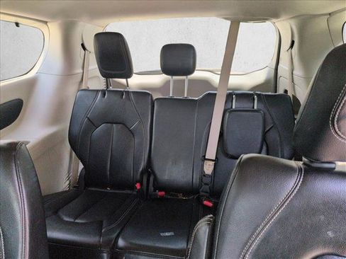 Used 2022 Chrysler Pacifica Touring-L FWD image 17