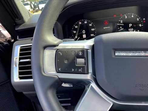 Used 2025 Land Rover Discovery S image 21
