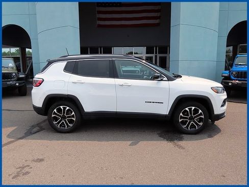 Used 2022 Jeep Compass Limited w/ Sun and Sound Group AWD/4WD image 2