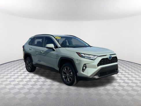 Used 2022 Toyota RAV4 XLE Premium AWD/4WD image 4