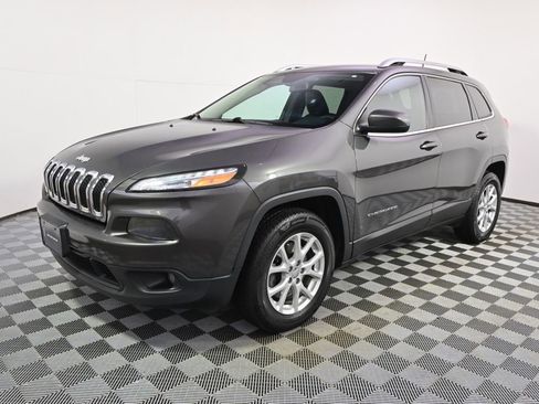 Used 2018 Jeep Cherokee Latitude Plus w/ Cold Weather Group image 2
