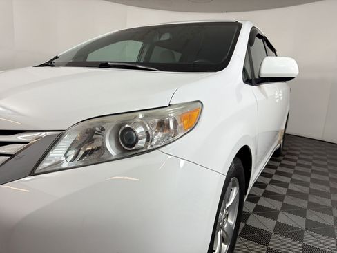 Used 2016 Toyota Sienna LE FWD image 19