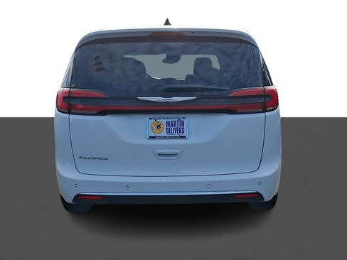 Used 2024 Chrysler Pacifica Touring-L FWD image 5