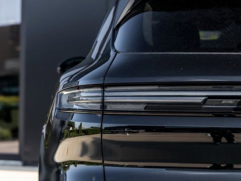 Certified 2025 Porsche Cayenne image 14