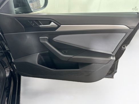 Used 2025 Volkswagen Jetta SE FWD image 31