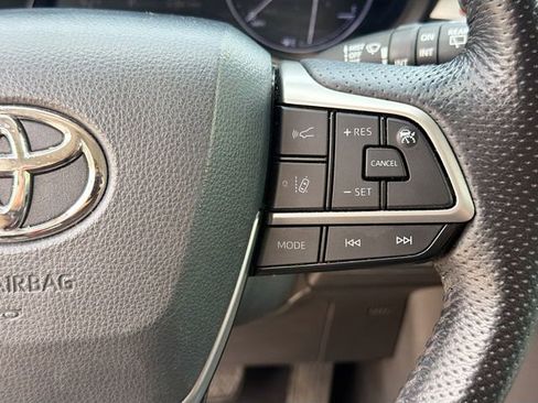 Used 2022 Toyota Sienna Limited FWD image 40