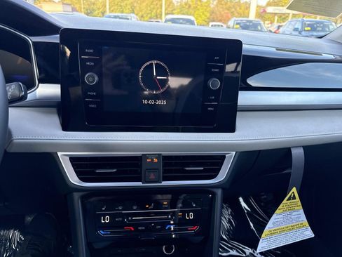 New 2025 Volkswagen Taos SE image 9