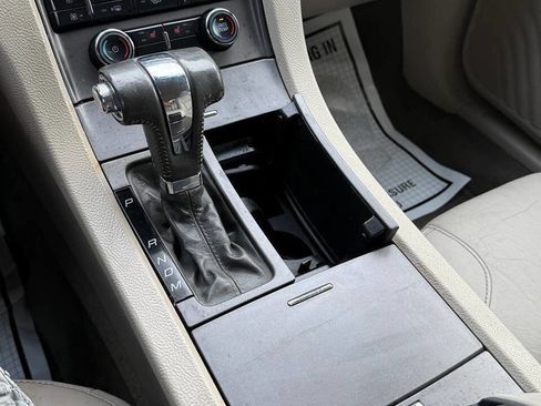 Used 2010 Ford Taurus SEL image 16