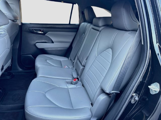 Used 2022 Toyota Highlander XLE AWD/4WD image 22