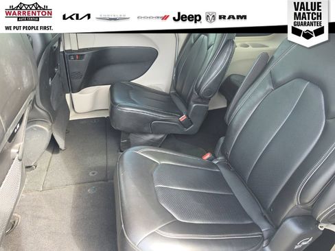 Used 2024 Chrysler Pacifica Touring-L FWD image 9