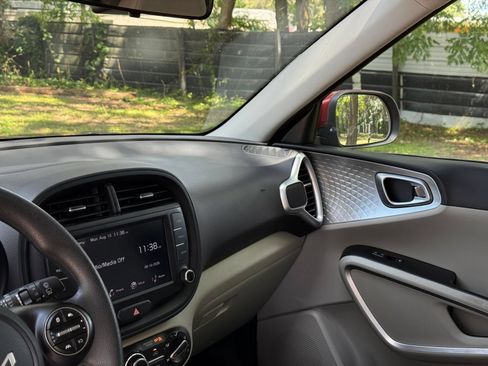 Used 2025 Kia Soul LX w/ LX Technology Package FWD image 32