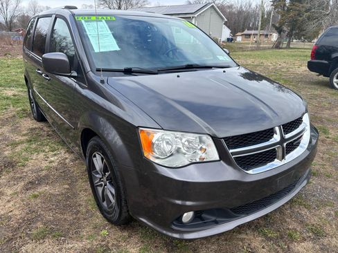 Used 2016 Dodge Grand Caravan SXT image 3